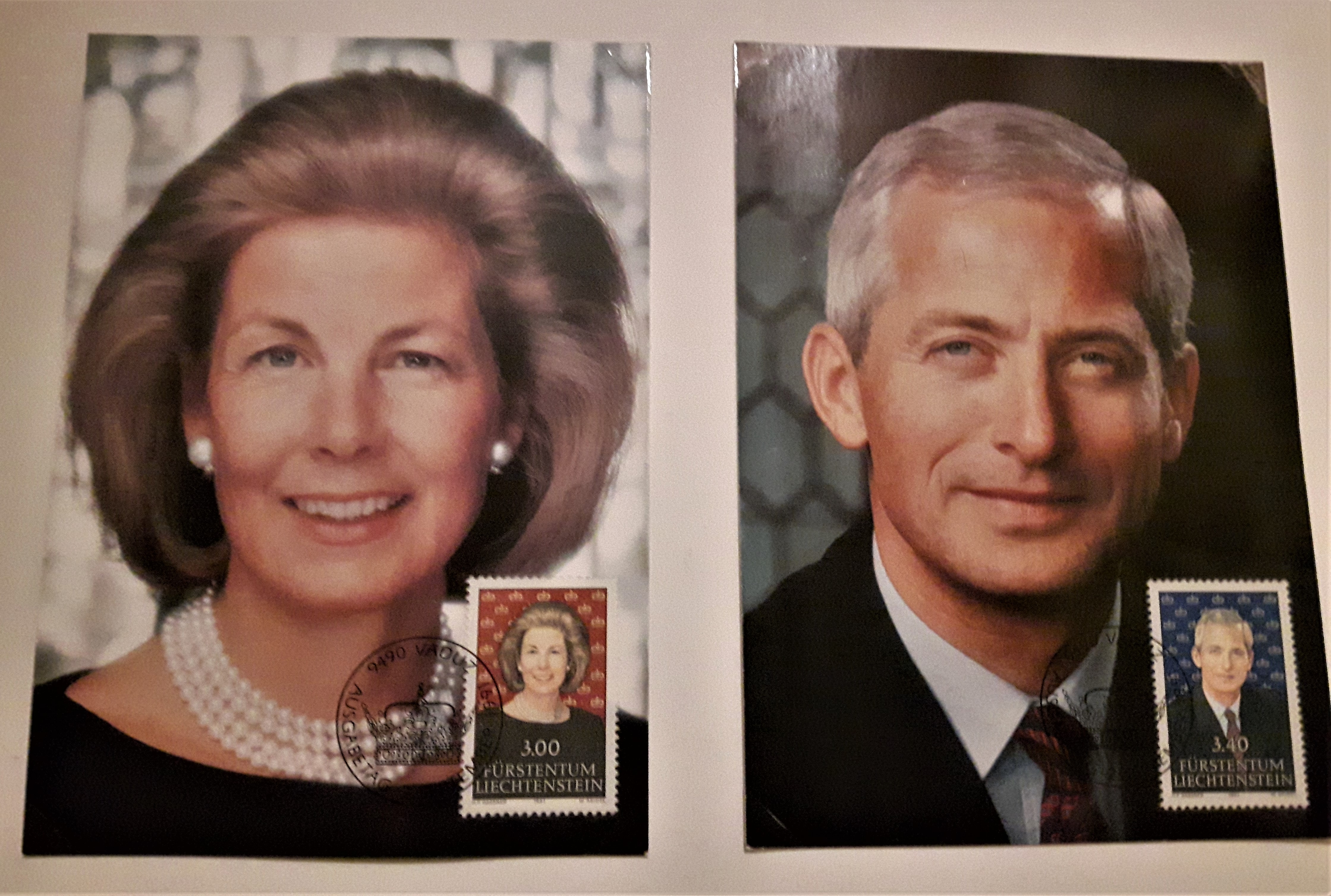 Fotografien und Briefmarken von Fürst Hans-Adam II. von und zu Liechtenstein mit Gattin